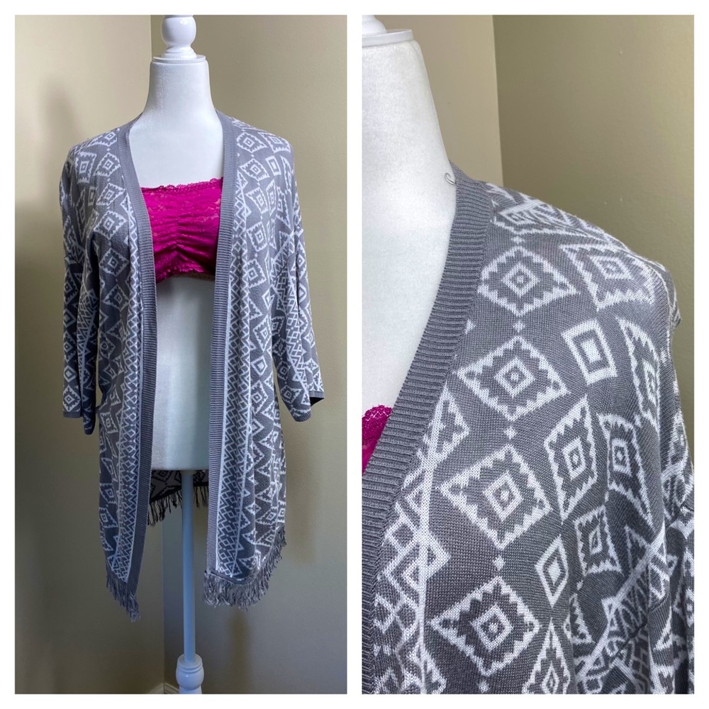 NWOT Skies are Blue open fringe cardigan